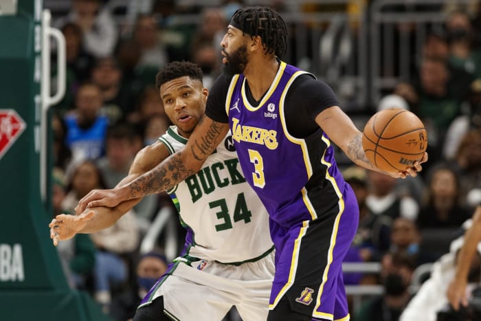 Milwaukee Bucks forward Giannis Antetokounmpo (34) defends Los Angeles Lakers forward Anthony Davis (3)